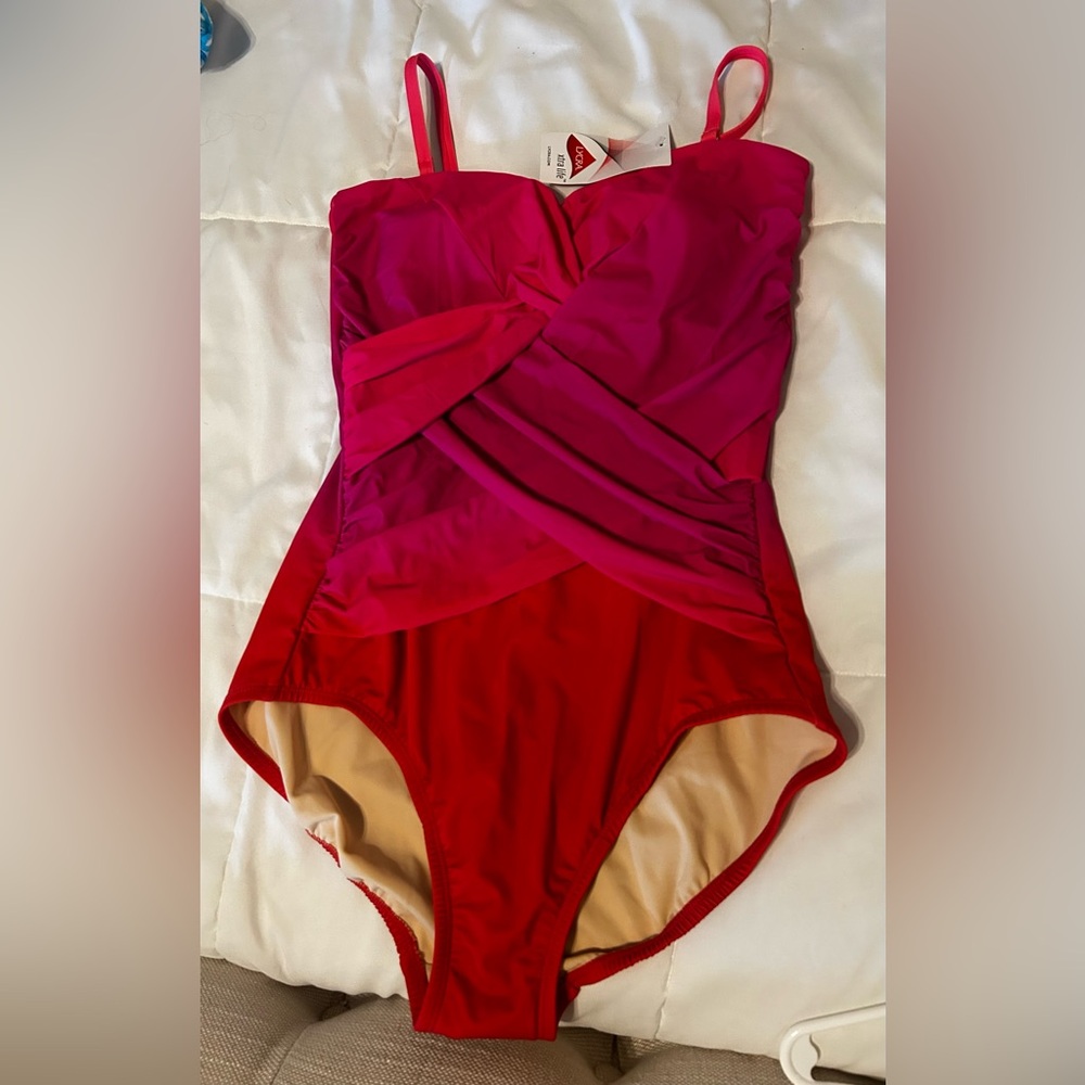 Land’s end slendersuit size 10L